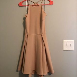 Dress with open back/lace detailing: light pink